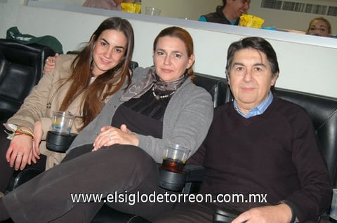 27012012 María Ángela, Karla Botello y Antonio Bujaidar.
