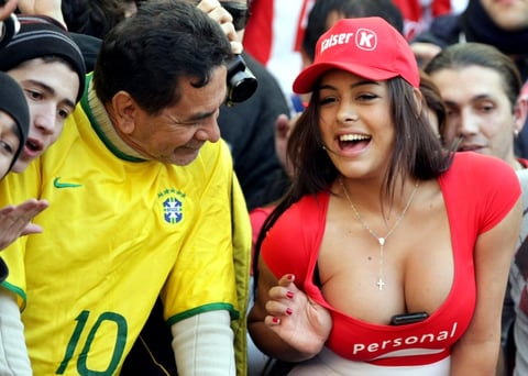 La primera fotografía famosa de Larissa en el Mundial fue tras el gol de Paraguay en contra de Italia.