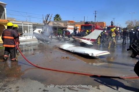 En el lugar de los hechos, solo se presentaron daños materiales en un vehículo Saturn que se encontraba debidamente estacionado, mismo que fue alcanzado por las llamas quedando calcinado en su totalidad.