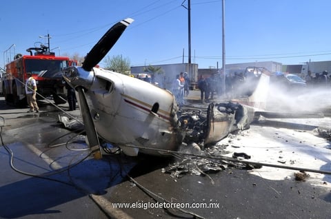 Los primeros reportes de las autoridades indican que la avioneta se enredó con cables de alta tensión para luego estrellarse en el pavimento.