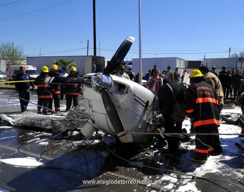 Una avioneta se desplomó en la colonia Tierra y Libertad, cerca del sector de Las Carolinas, en esta ciudad.