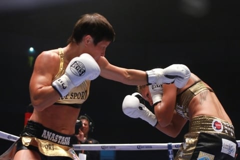 Anastasia  buscó estorbar al pegarse al cuerpo de la campeona.
