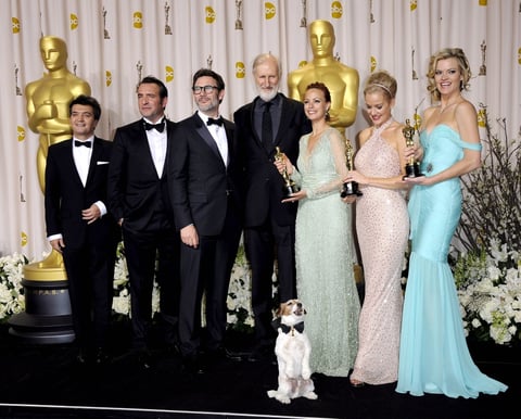En la sala de prensa, el elenco de 'The Artist' posó con sus premios obtenidos en la ceremonia.