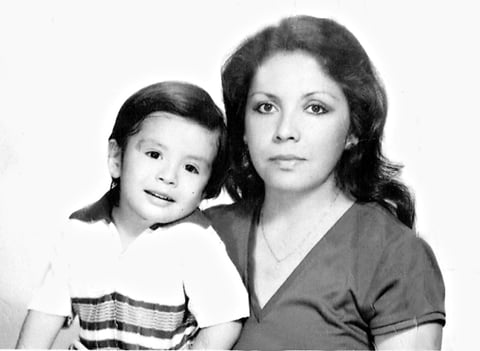 CARLOS  Gerardo Varela López, quien celebró su cumpleaños acompañado de su mamá María Lucila López de Varela, hace ya varias décadas.