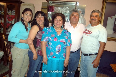 05032012 CATALINA  Torres lució feliz en su fiesta de cumpleaños rodeada de Antonia, Patricia, Víctor y Ernesto.