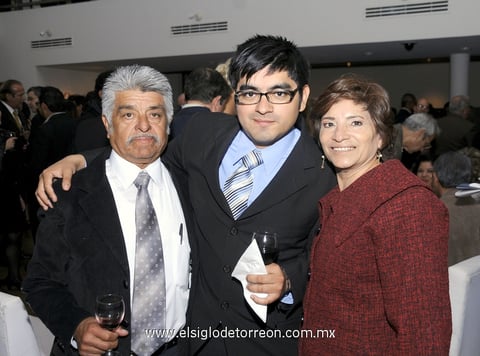 06032012 GUILLERMO  Gaspar, Hiram Gaspar y Margarita Chávez.