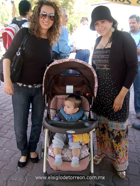 08032012 MóNICA , Vica e Inglaterra.
