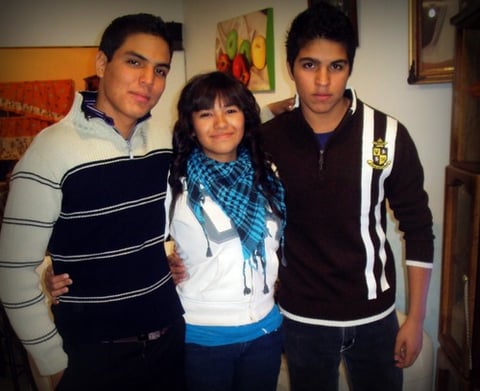 Daniel Flores, Estrella Díaz y Víctor Flores, durante una fiesta en familia.