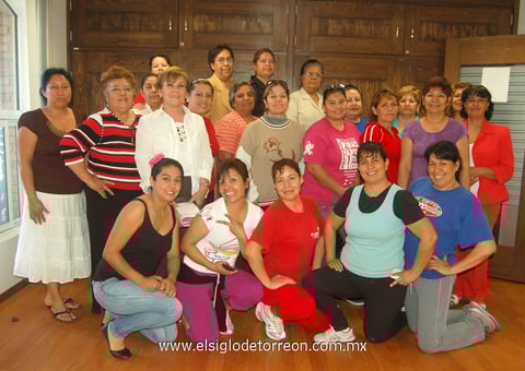 09032012 FELICES  las damas posaron para la lente de El Siglo.
