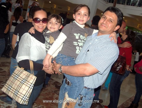 09032012 DIANA,  Daniela, Sofía y Marlon.
