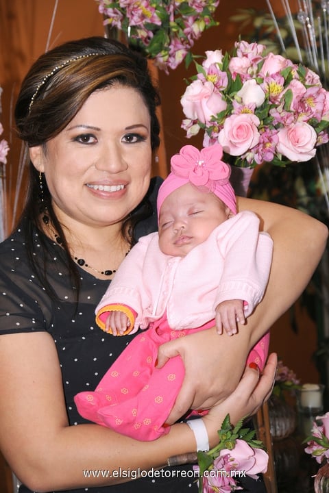 09032012 MARíA  Mayela, feliz con su bebita María Julia.