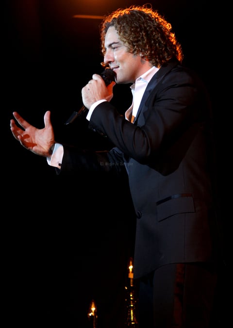 Un total de seis músicos acompañaron a Bisbal, quien se valió de instrumentos como piano de cola, contrabajo y guitarras flamencas para ofrecer su show acústico.