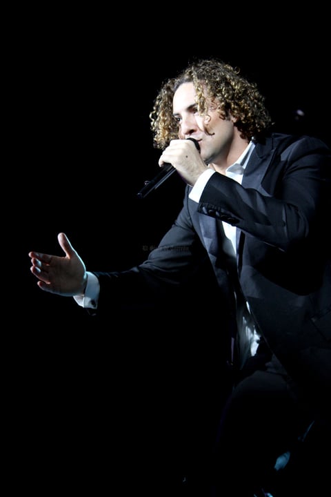 Bisbal se dejó querer por las laguneras que no pararon de arrojale rosas.