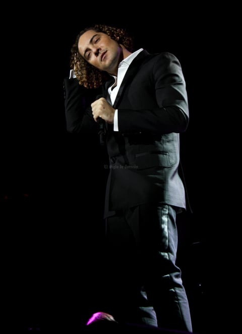"Muy buenas noches Torreón. Gracias por estar en esta plaza de toros tan bonita, esta velada es un poco diferente espero que les guste este recorrido musical", dijo Bisbal ante los gritos eufóricos de decenas de féminas.