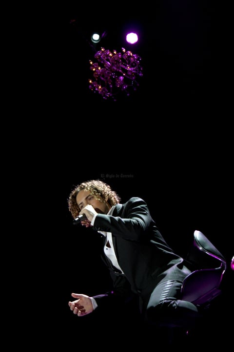 Justo cuando el reloj marcó las 9:35 de la noche, las luces bajaron su intensidad anunciando la entrada triunfal de Bisbal, quien vestido de traje negro y en una camisa blanca, arrancó la velada musical con el tema Almería.