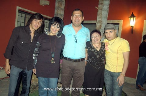 12032012 MIGUEL , Óscar, Tere y René junto a Alejandra de la Peña, quien celebró un año más de vida.