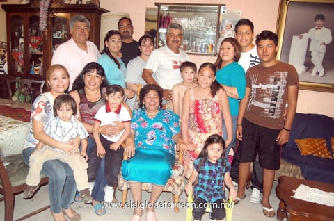 12032012 FELIZ  lució en su festejo de cumpleaños la Sra. Catalina Torres, rodeada de sus familiares.