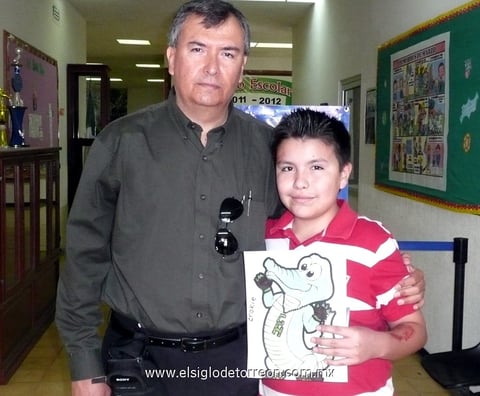 11032012 ANDRé  acompañado por su papá Gerardo Reed.