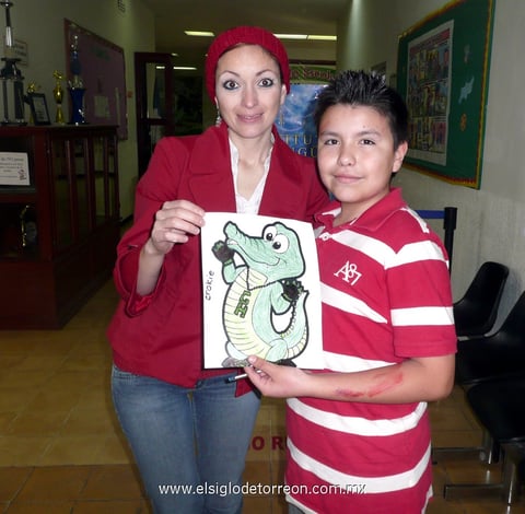 11032012 EL PEQUEñO  estudiante al lado de su maestra Cristina Becerra.