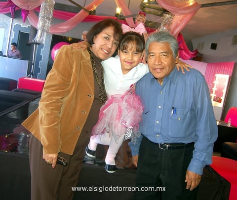10032012 MANOLA  Romo, Abril y Guadalupe López.