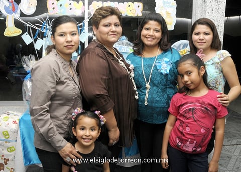 13032012 LIZBETH  Chávez Rangel en su festejo de regalos para bebé junto a su mamá Macaria Rangel López; sus hermanas Alixón y Nereyda Chávez; y las pequeñas Sofía y Alhelí.