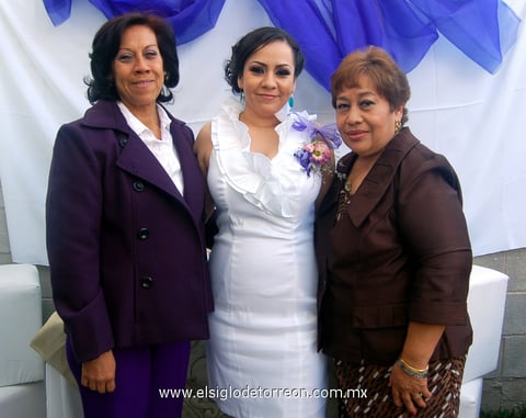 13032012 DALILA  Aguilar junto a las organizadoras de su despedida de soltera: su mamá Clementina y su futura suegra Guadalupe.