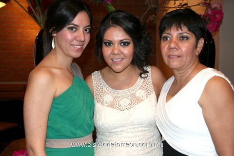 13032012 KARLA MARíA  Moreno Rayas en compañía de las organizadoras de su despedida de soltera: Anabel Silveyra y Argelia Castillo.