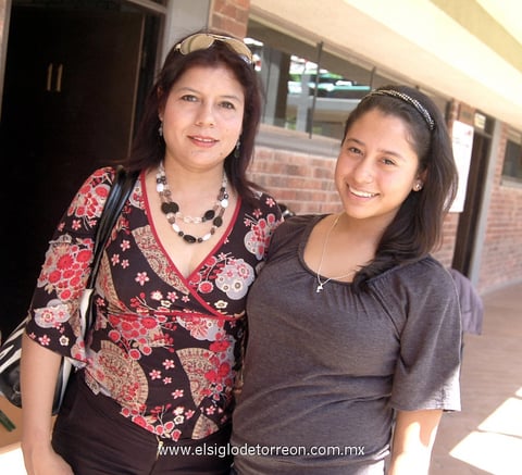 14032012 PATRICIA  Gurrola y Valeria de León.