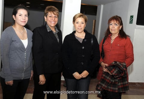 15032012 ROSARIO  Recio, Luz María Recio, Claudia Fernández y Ana Sánchez.