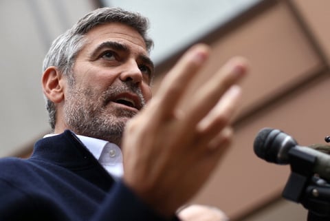 George Clooney habla con la prensa después de dejar el Departamento de Policía Metropolitana de Washington después de su detención frente a la embajada de Sudán.