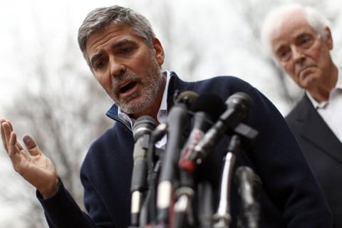 El actor George Clooney, con su padre, Nick Clooney, habla a los medios de comunicación después de salir del Departamento de Policía Metropolitana de Washington después de su detención frente a la embajada de Sudán 16 de marzo 2012 en Washington, DC.