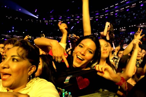 Como pocas veces, familias enteras se dieron cita para disfrutar de la velada en la que se ofreció una gran dosis de electro-dance y dance-pop.