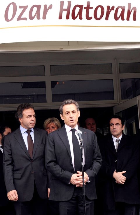 El presidente Nicolas Sarkozy arribó a la escuela y ordenó reforzar la seguridad en edificios judíos y musulmanes en Tolosa.