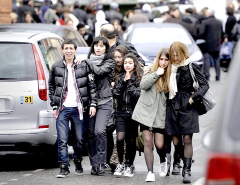 Familias lucen desconsoladas a las afuera de la escuela en Toulouse.