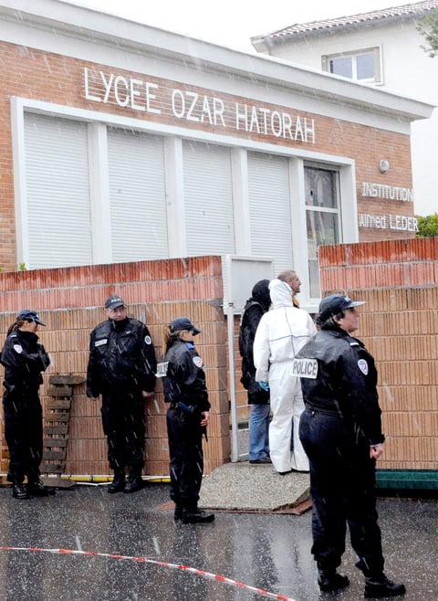 Una de las dos armas que llevaba el asesino, según las primeras informaciones, portaba munición del mismo calibre que la utilizada para matar a un militar el pasado día 11 también en Toulouse, y a otros dos en la vecina ciudad de Montauban cuatro días más tarde, cometidos por un motorista que tampoco se quitó el casco para disparar.