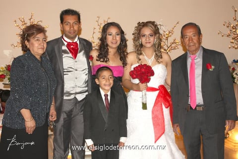 16032012 LOS  nuevos esposos al lado de Daniel y Daniela Rodríguez Sánchez.