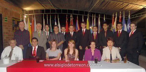 17032012 LA FAMILIA  Rotaria posó para la foto del recuerdo.