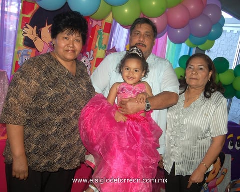 19032012 MARIEL  García Borja rodeada en su fiesta de cumpleaños de Teresa de Jesús, Abdón García y Sanjuana Cerda.