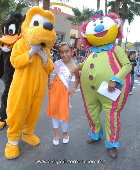 20032012 MAYRA,  ganadora 'Peke Fotogenia', durante el Festival de la Alegría.