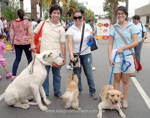20032012 EDMUNDO  y Dora Guzmán Guerra, junto a Paloma Cervantes Lara.