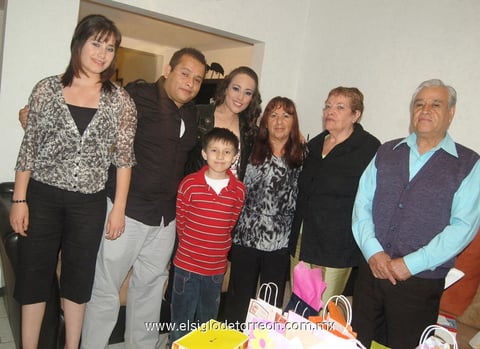 18032012 ARELI SARAí  Trejo Flores celebró su cumpleaños acompañada por Margarita Hernández de Trejo, Alex Trejo, Jordy Trejo, Tommy Flores, Tommy Trejo y Manuel Trejo.