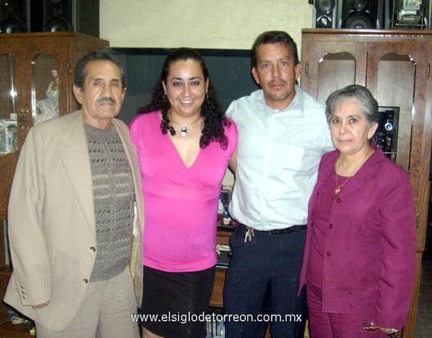 18032012 LA PAREJA  al lado de los papás del novio, Sr. Rodrigo Robles Dávila y María del Amparo Flores Erro.