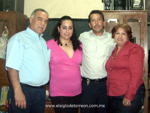 18032012 LOS FUTUROS  contrayentes, acompañados por los papás de la novia, Sr. Juan Antonio Rucobo Álvarez y Sra. María Ceballos García.