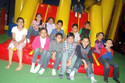 18032012 MUY ALEGRES  convivieron los pequeños invitados durante la fiesta de Roberto.