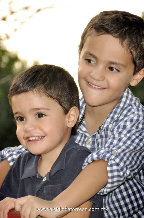 18032012 Iván y Franco, en una fotografía de estudio.