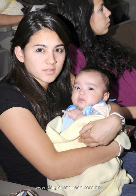 18032012 MARIANA  y el pequeño Damián Félix.