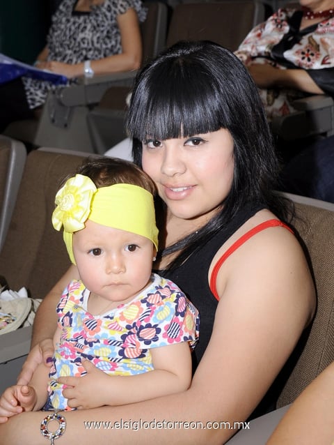 18032012 MARíA ELENA  y la pequeña Sara.