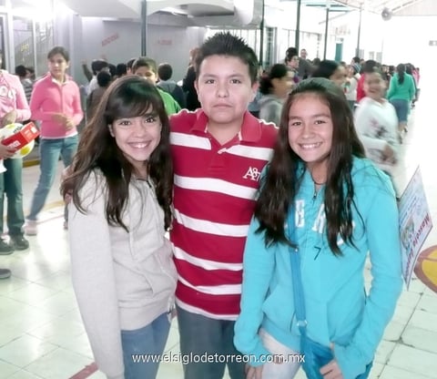18032012 ANDRé REED  Ramos junto a sus compañeros de clase: Azucena Gutiérrez, Valeria lozano, Marifer Peña, Julia Velasco, Dennisse Castrillón, Alina Torrero, Karen Amozurrutia, Aimé Sandrini, Stephy Escobar, Daniel Martínez, Jonathan Martín, Miguel Lozano, Sergio Rodríguez, Jaime Franco, Abraham Karim, Luis Fer Villarreal, Raúl Salazar, Diego Amador y Jorge Cabelaris.