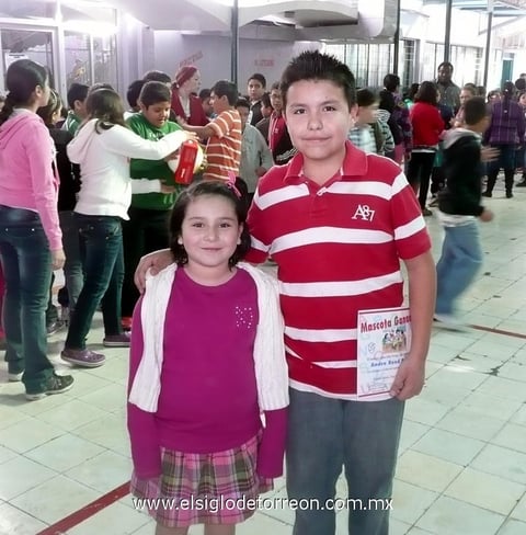 18032012 VICTORIA PRISCILA  Castrillón acompañó a su amigo André el día de la entrega de los premios intramurales organizados por su colegio.
