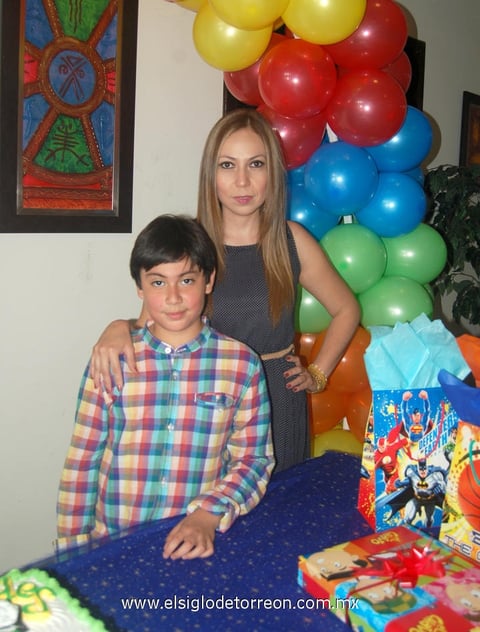 18032012 EL FESTEJADO  con su mamá Mayela de la Cruz, anfitriona de la piñata.